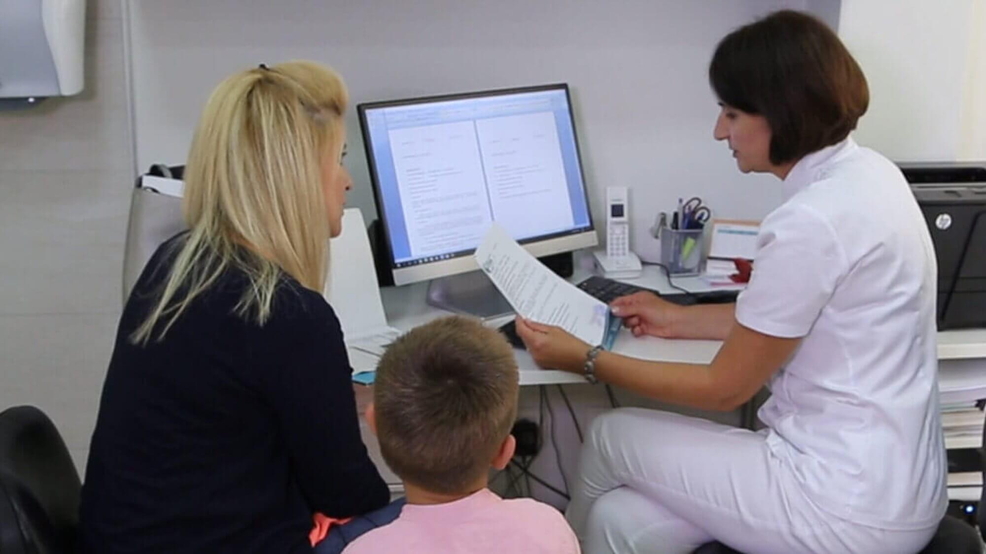 doktorica čita nalaz pacijentu u poliklinici dr.nabil