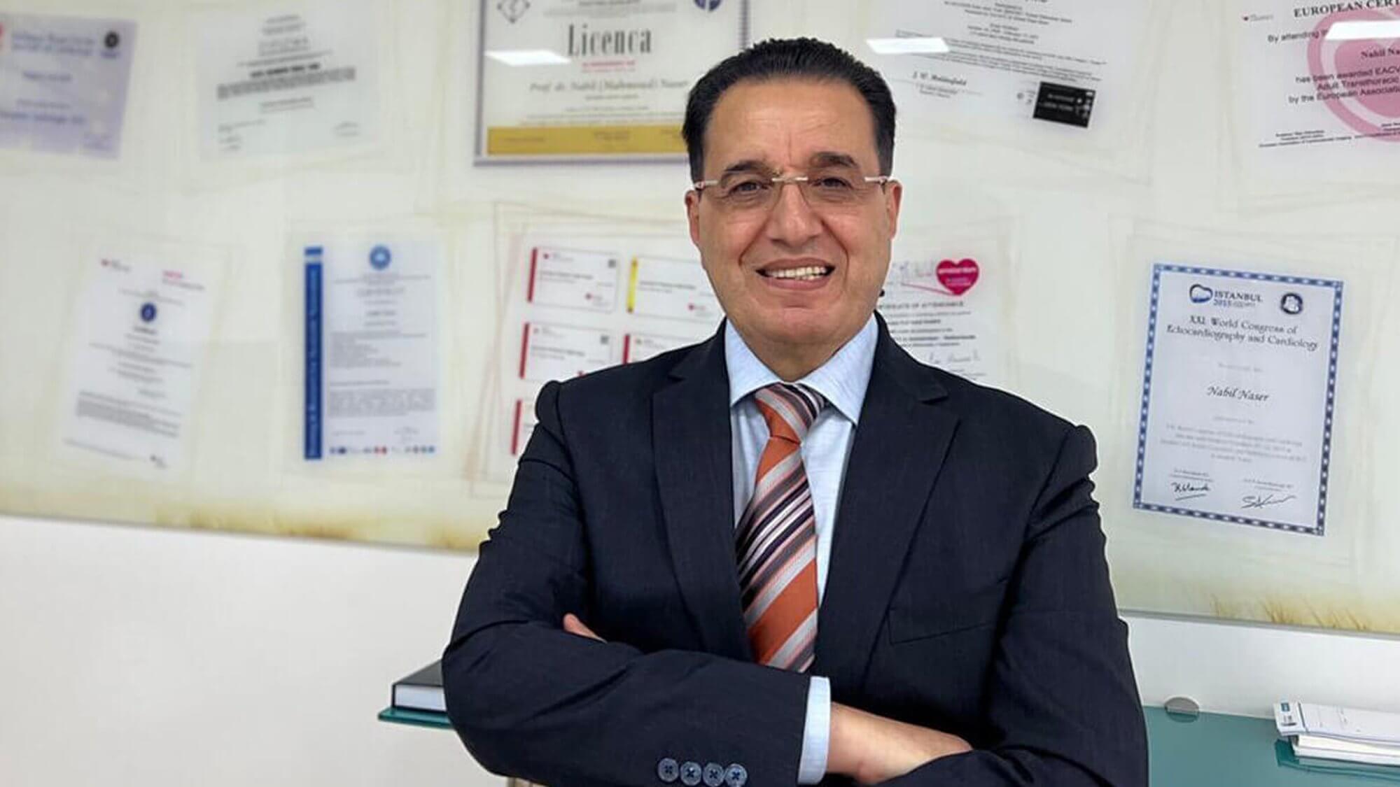 dr. nabil u pozadini siplome i certifikati