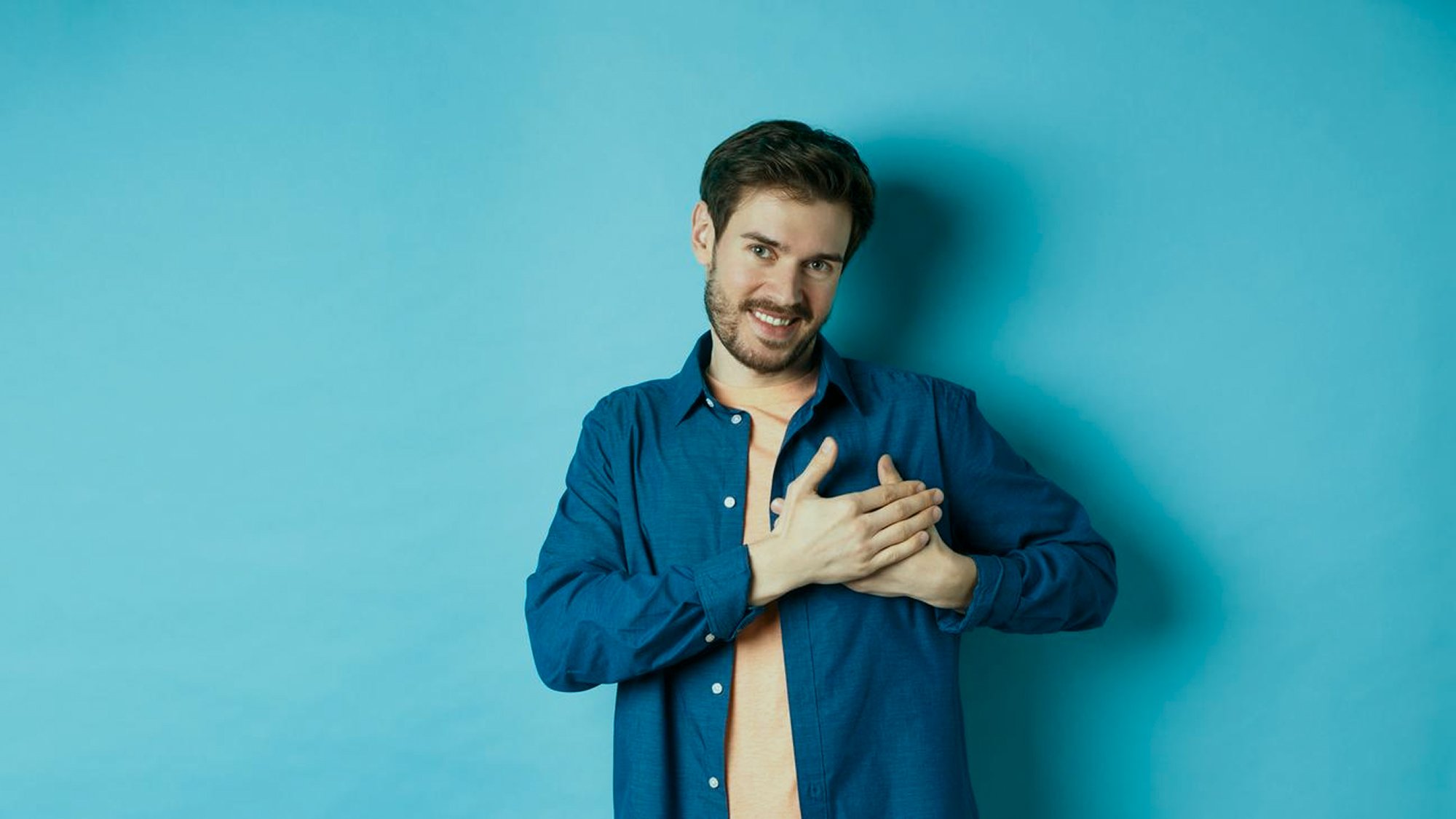 nasmijani mladić pokazuje kako cuva svoje srce