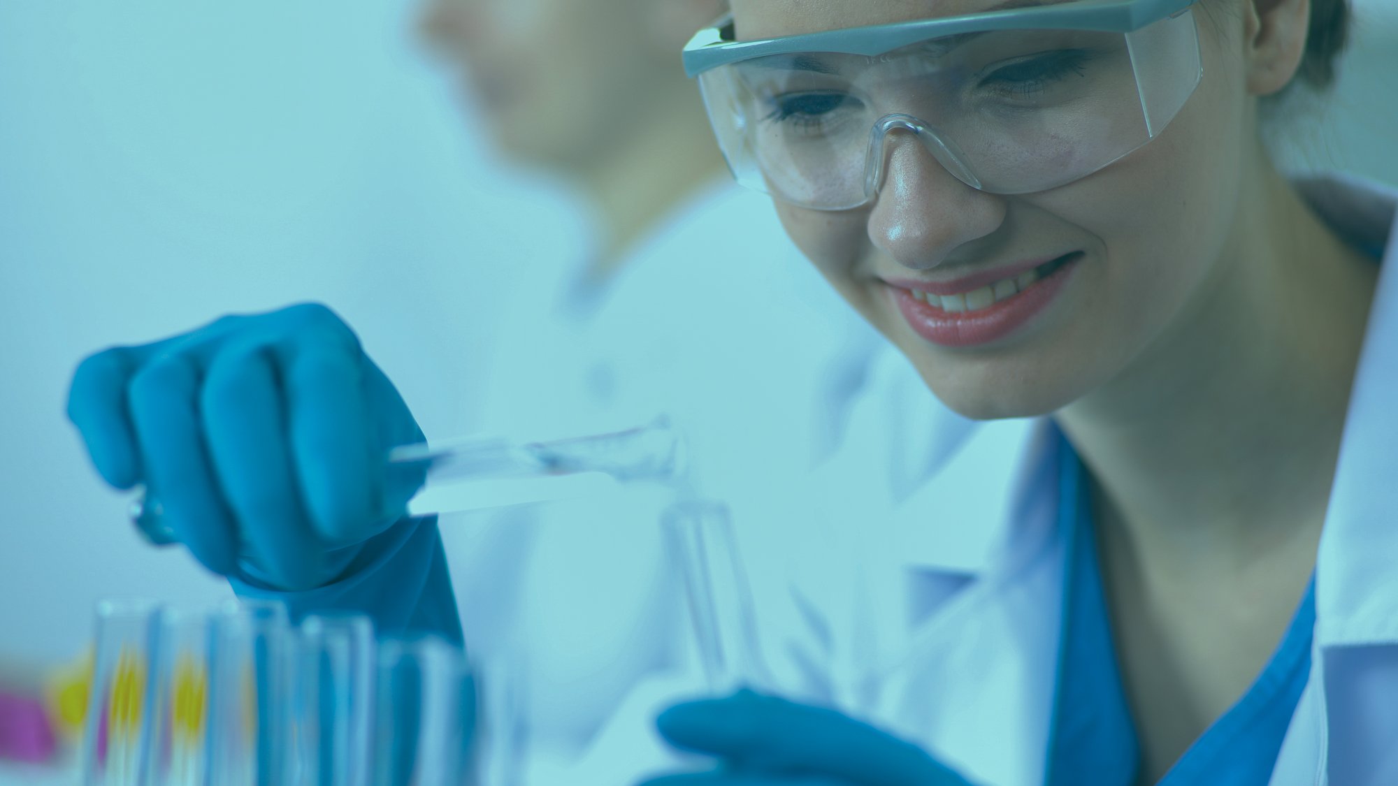 nasmijana djevojka sa epruvetama u laboratoriji