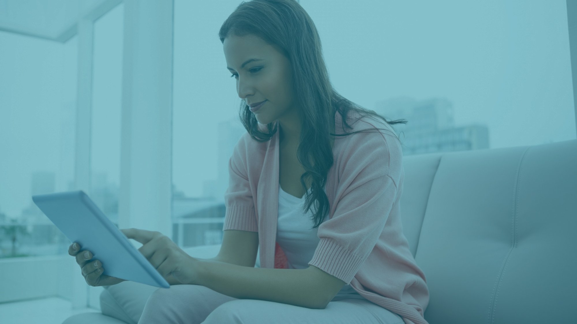 djevojka čita sadržaj na tabletu